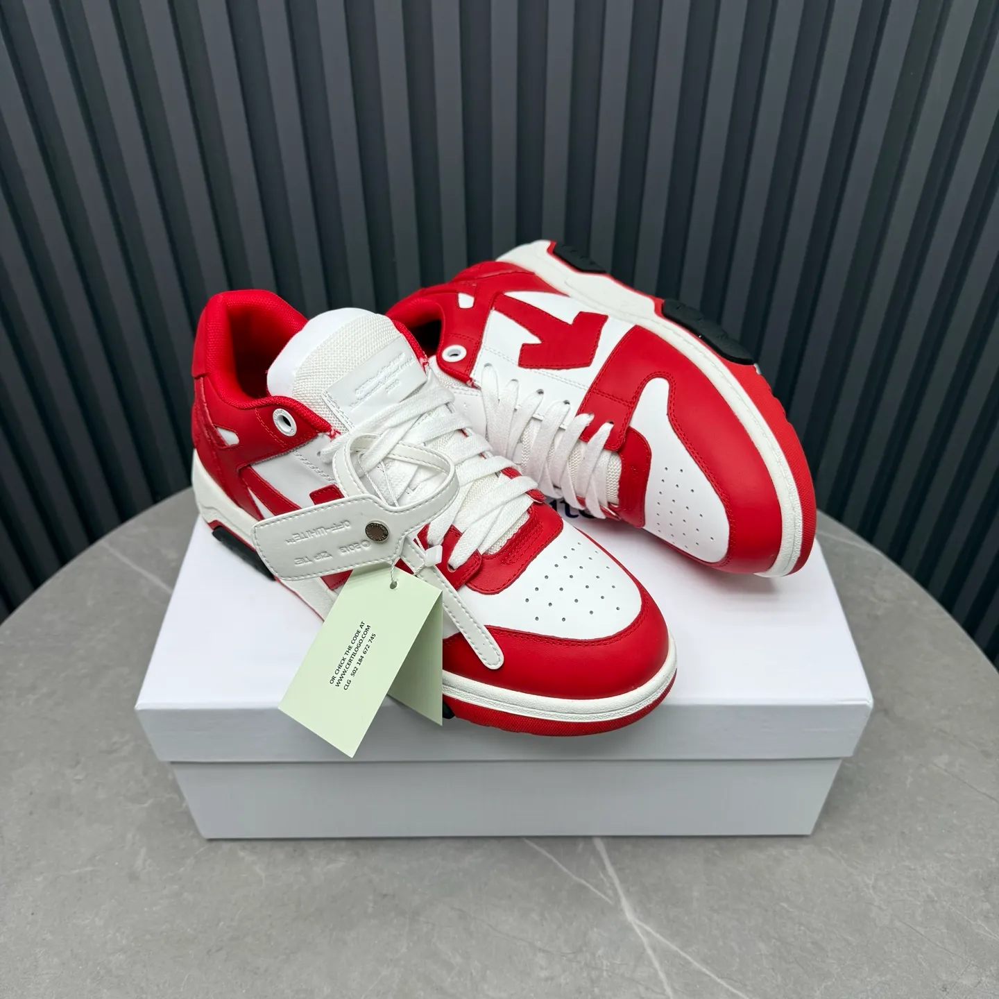 【off- white】P: 620💰Couple model👫, Size: 35-44 (Customized for men 38.45.46) High-quality version👊 "Out of office" series original molding, original lasting, production process 1:1 Original ➰OFF GRAY WHITE OW ➰ First-layer cowhide Imported skin-friendly and environmentally friendly polyester mesh Original molding high elastic and environmentally friendly molding pad Made with the original lasting process. The original molded rubber outsole (never yellows and deforms) has a super correct shape, bright color and strong three-dimensional effect👍. Packaging💯Full set of packaging synchronized with the official website (branded paper, certificate of quality, branded cloth bag)
